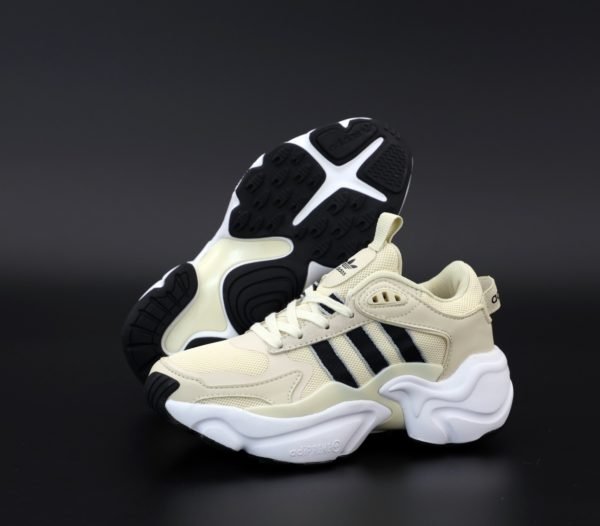 Кроссовки женские Adidas Consortium x Naked Magmur Runner