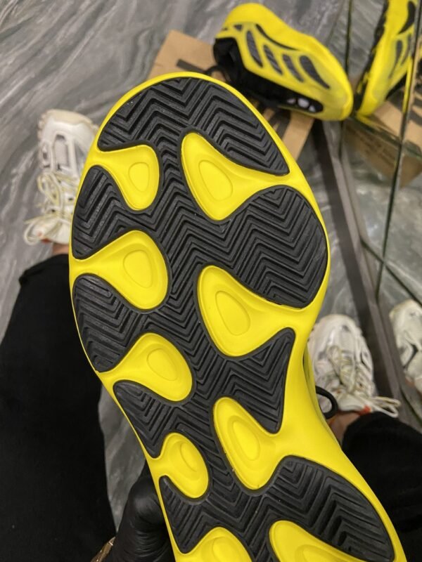 Кроссовки мужские Adidas Yeezy Boost 700 V3 Yellow