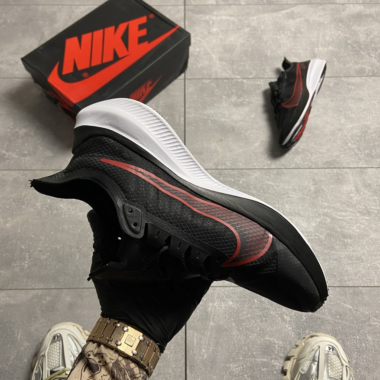 Nike zoom store red and black