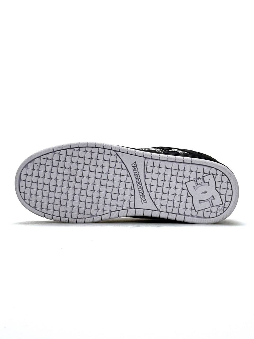 DC x Marvel Deadpool Court Graffik Black White DC x Marvel Deadpool Court Graffik Black White