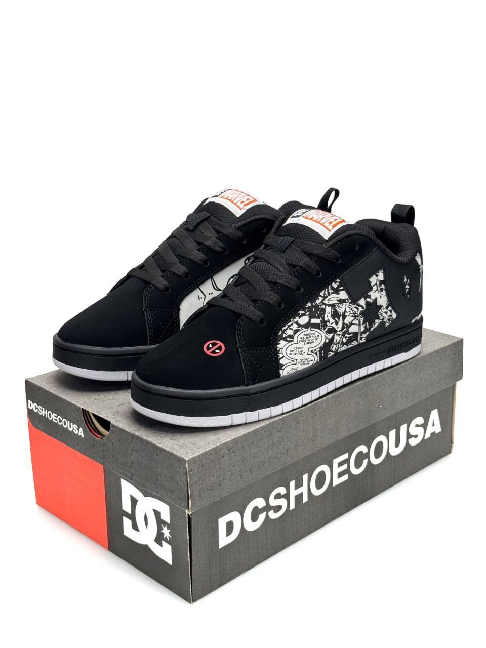 DC x Marvel Deadpool Court Graffik Black White DC x Marvel Deadpool Court Graffik Black White